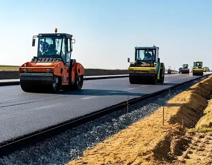 Compactadores de rodillo pavimentando una vía como parte de la flota de maquinaria de Kaplan Industry