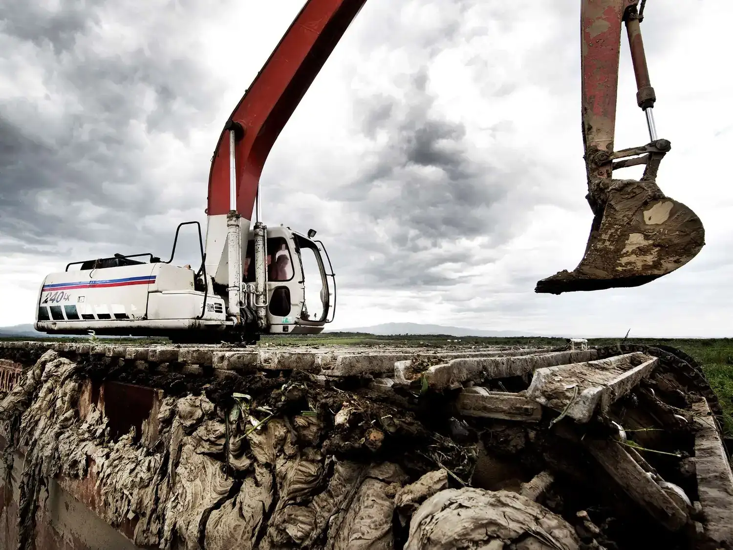 Excavadora hidráulica de oruga trabajando en una obra de movimiento de tierra