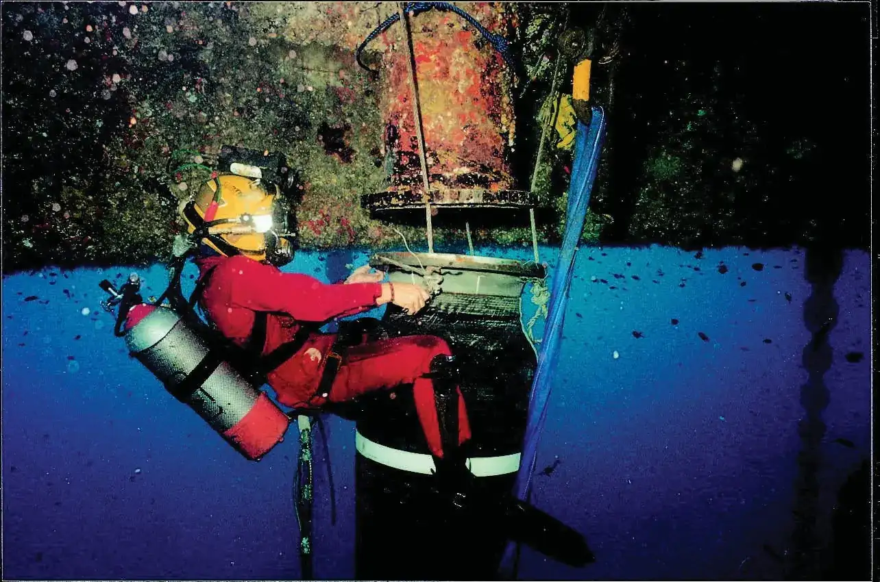 Buzo comercial realizando una intervención subacuática en una estructura submarina